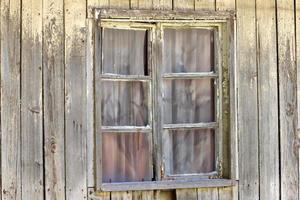 una pequeña ventana en un edificio residencial en una gran ciudad foto