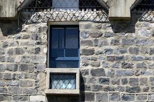 una pequeña ventana en un edificio residencial en una gran ciudad foto