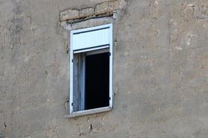 una pequeña ventana en un edificio residencial en una gran ciudad foto