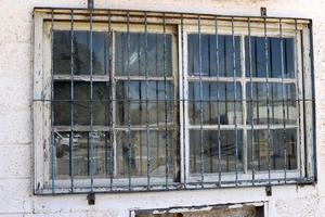 una pequeña ventana en un edificio residencial en una gran ciudad foto