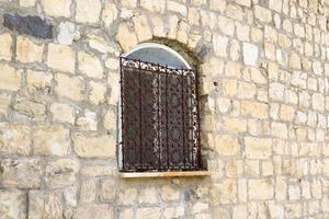 una pequeña ventana en un edificio residencial en una gran ciudad foto