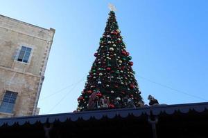 árbol de año nuevo en la plaza del pueblo en israel. foto