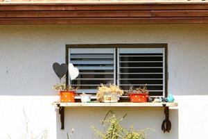 una pequeña ventana en un edificio residencial en una gran ciudad foto