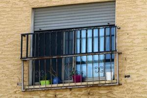 una pequeña ventana en un edificio residencial en una gran ciudad foto