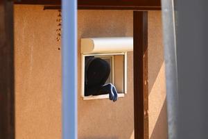 una pequeña ventana en un edificio residencial en una gran ciudad foto