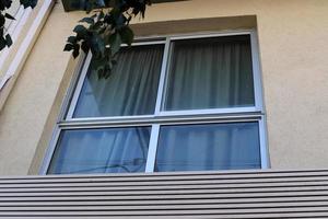 una pequeña ventana en un edificio residencial en una gran ciudad foto