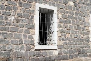 una pequeña ventana en un edificio residencial en una gran ciudad foto