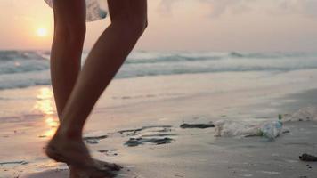 ahorrar agua. los voluntarios recogen basura en la playa y las botellas de plástico son difíciles de descomponer para evitar dañar la vida acuática. tierra, ambiente, planeta verde, reducir el calentamiento global, salvar el mundo video