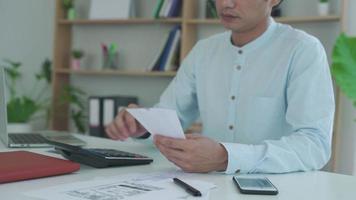 homme asiatique stressé et mal à la tête avec de grosses factures ou factures pas d'argent à payer pour les dépenses et la dette de carte de crédit. pénurie, problèmes financiers, hypothèque, prêt, faillite, faillite, pauvre, portefeuille vide video