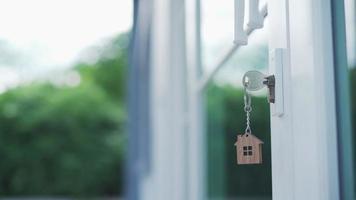 hyresvärd låser upp de hus nyckel för ny Hem. förberedelse och rör på sig för en ny bostad. begrepp köpa ny hus. video