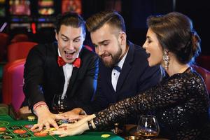 gente hermosa y rica jugando a la ruleta en el casino foto