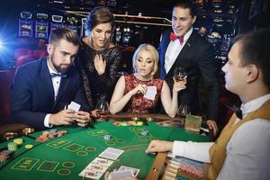 grupo de gente rica está jugando al póquer en el casino foto