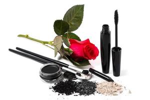 productos cosméticos y de maquillaje y flor de rosa. foto