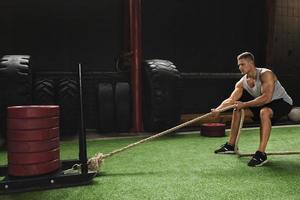 ejercicio de arrastre de trineo. deportista durante su entrenamiento de entrenamiento cruzado. foto