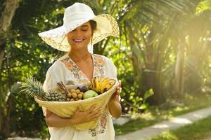 hermosa mujer con sombrero de ala ancha en el jardín tropical foto