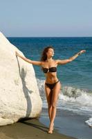 mujer en la playa junto a acantilados blancos foto