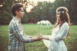 retrato de pareja joven y hermosa al atardecer foto