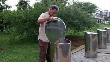 homem inspecionando o novo sistema de resíduos sotkon para coletar lixo em áreas urbanas recentemente instaladas na seção noroeste de brasilia, brasil conhecida como noroeste video