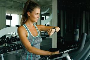 la mujer está usando un reloj inteligente durante su entrenamiento foto