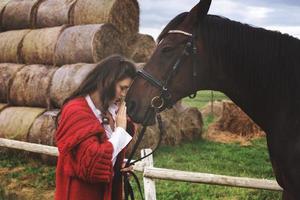 joven jinete y su hermoso caballo foto