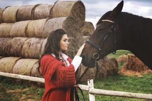 joven jinete y su hermoso caballo foto