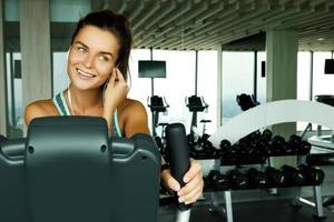 la mujer está escuchando música durante su entrenamiento foto