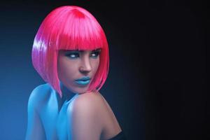 retrato de mujer joven con cabello rosa foto