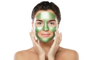 mujer con mascarilla verde en la cara foto