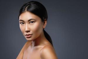 retrato de mujer asiática joven y hermosa foto