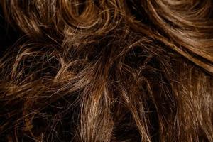 primer plano de los detalles del cabello sano femenino foto