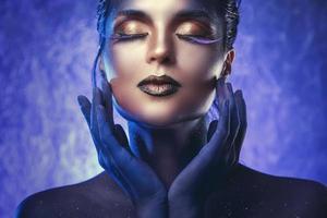 bella mujer con maquillaje creativo y arte corporal foto