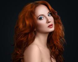 retrato de mujer con hermoso cabello rojo foto