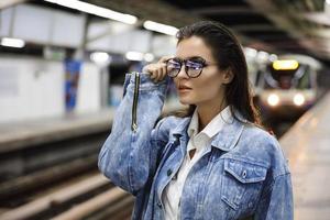 modelo sexy está posando en la plataforma ferroviaria foto