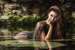 retrato de mujer hermosa en el agua foto