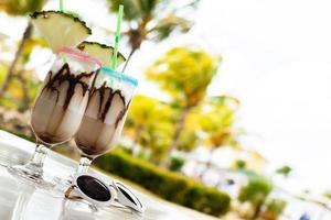 Cóctel de piña colada con sirope de chocolate foto