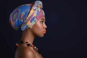mujer africana con un mantón colorido en la cabeza foto