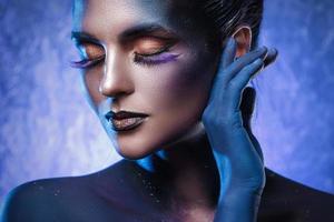 bella mujer con maquillaje creativo y arte corporal foto