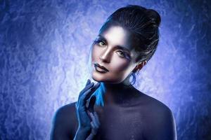 bella mujer con maquillaje creativo y arte corporal foto