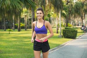 mujer joven durante su entrenamiento de jogging matutino foto