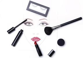 tabla de caras y diferentes objetos de maquillaje y cosméticos foto
