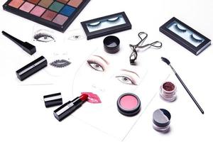 Gráficos faciales y diferentes objetos de maquillaje y cosméticos. foto