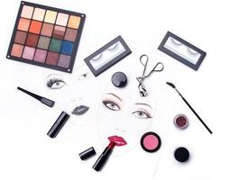 Gráficos faciales y diferentes objetos de maquillaje y cosméticos. foto