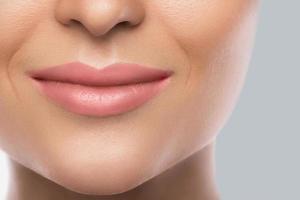 Cerca de hermosos labios femeninos con copyspace foto