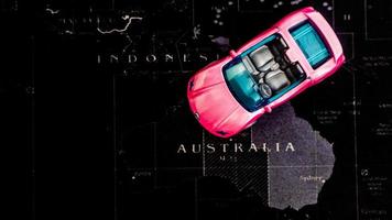 coche de juguete rosa sobre el mapa foto