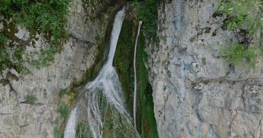 großer Wasserfall im Wald video