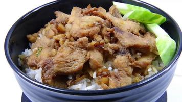 comida tailandesa arroz frito con guarnición de cerdo con ajo y pepinos en un tazón negro. video