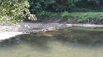 las vistas de chorro de agua y construcción de embalses o desvíos. video