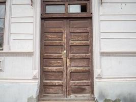 vieja puerta marrón. puerta antigua. arquitectura en mal estado. foto