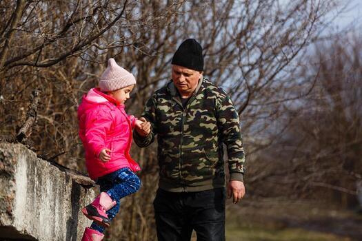 hombre mayor con su nieta. niño y abuelo al aire libre. beneficios de envejecer foto
