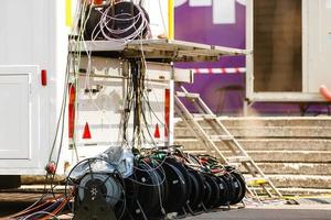 cable de una furgoneta de carga, lista para trasladarse a su próximo lugar de rodaje foto